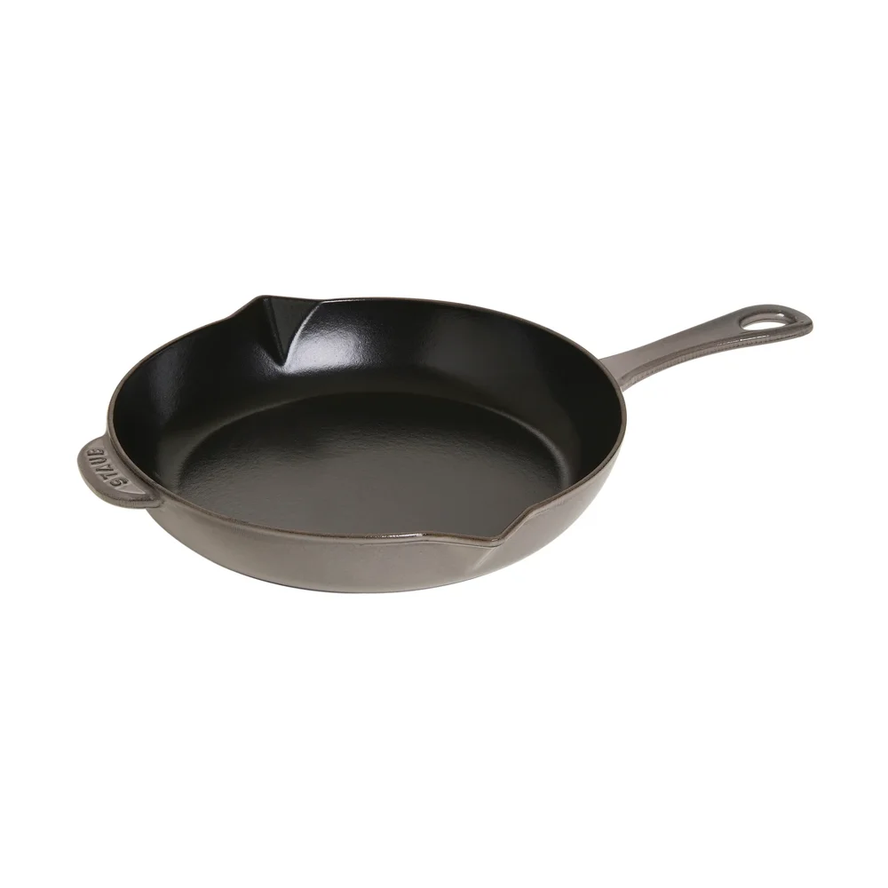 Staub stekepanne støpejern med helletut Ø26 cm v:8218409 Staub stekepanne støpejern med helletut Ø26 cm v:8218409