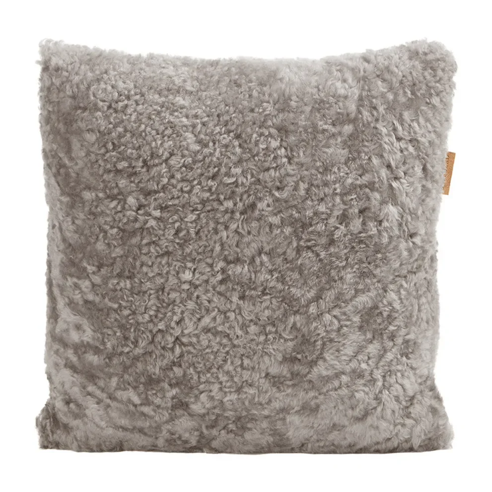 Shepherd Lina saueskinnspute 40 x 40 cm v:3828995 Shepherd Lina saueskinnspute 40 x 40 cm v:3828995